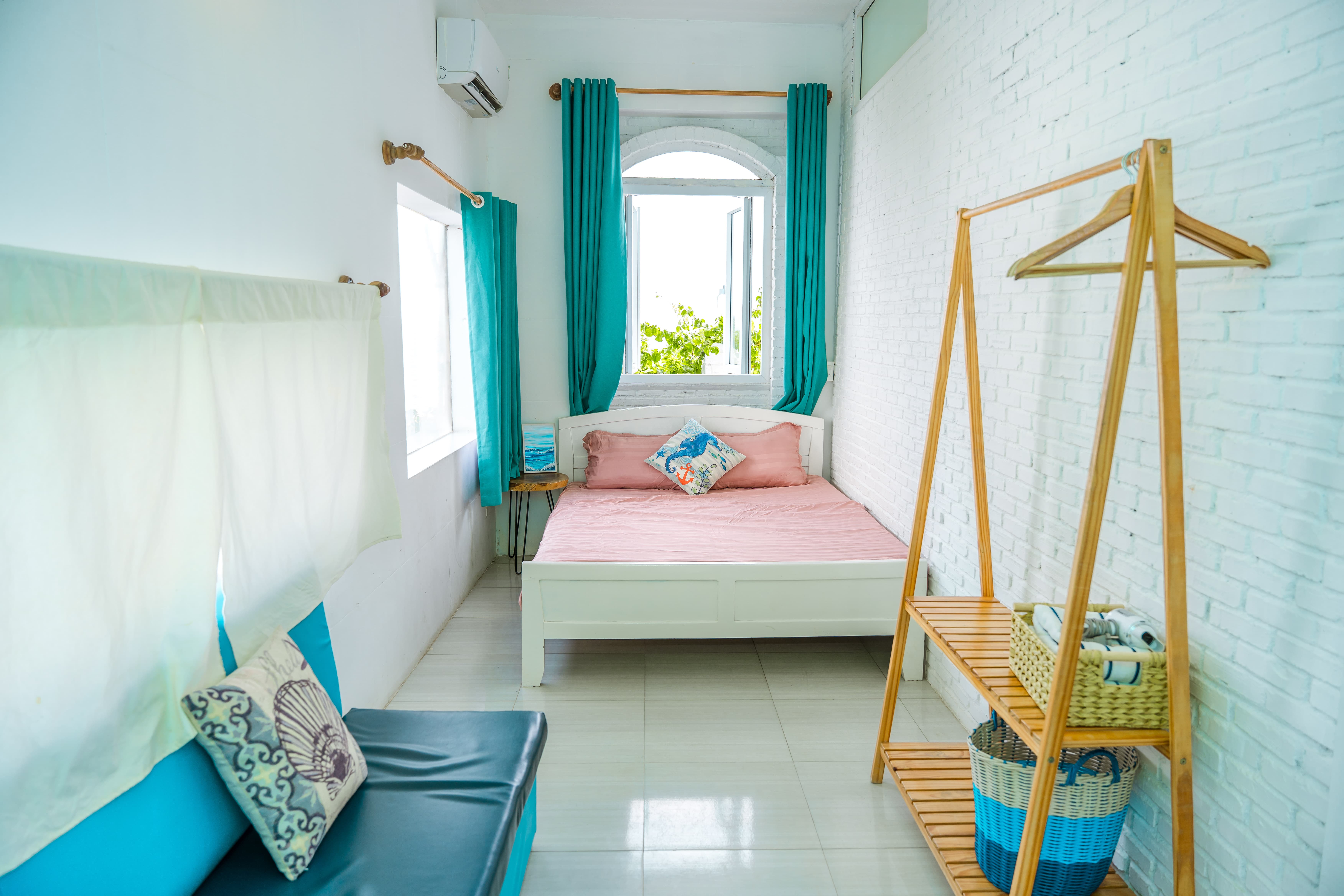 Phòng 1 giường view vườn